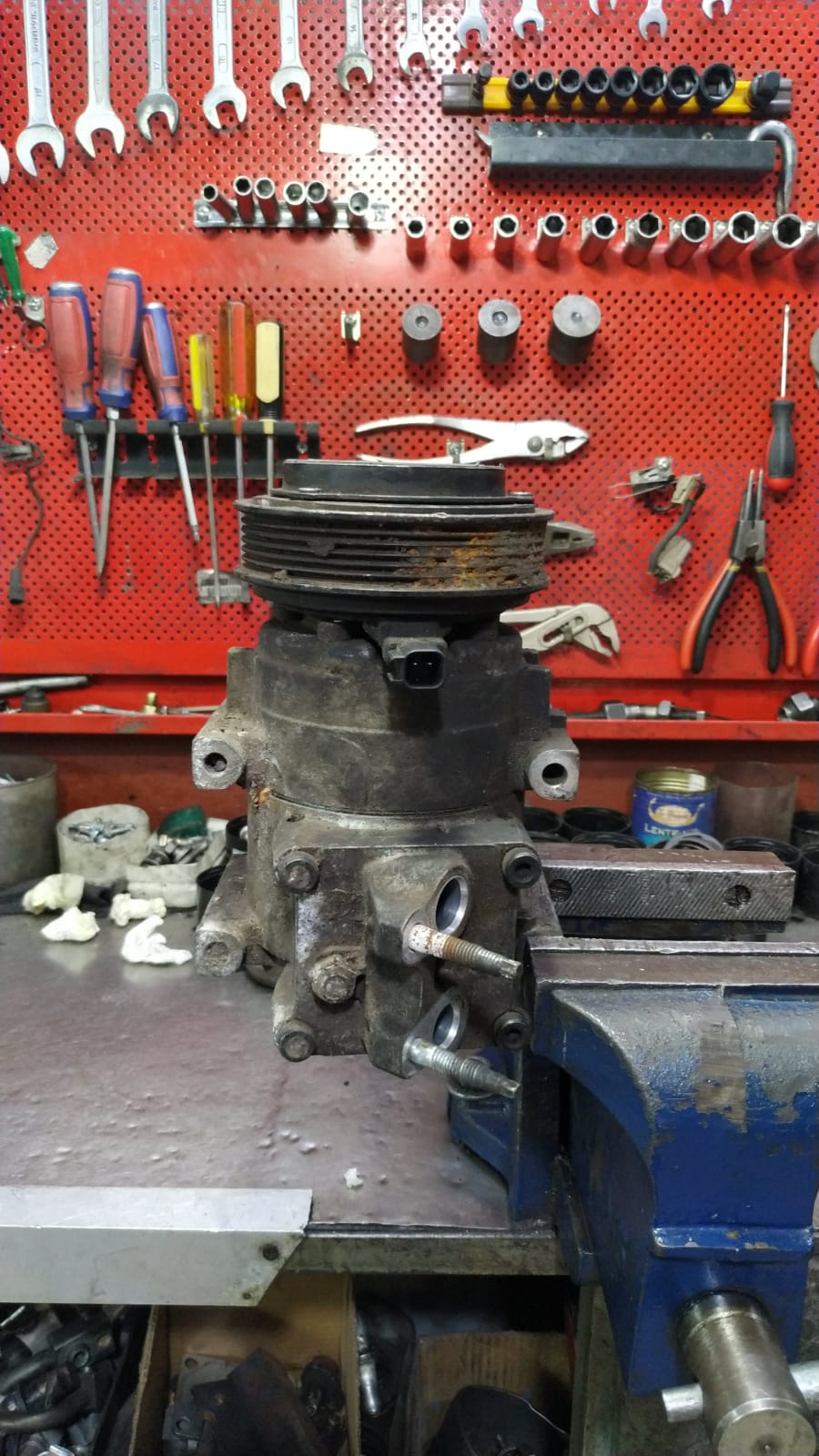 Compresor de aire acondicionado automotor antes de la reparación