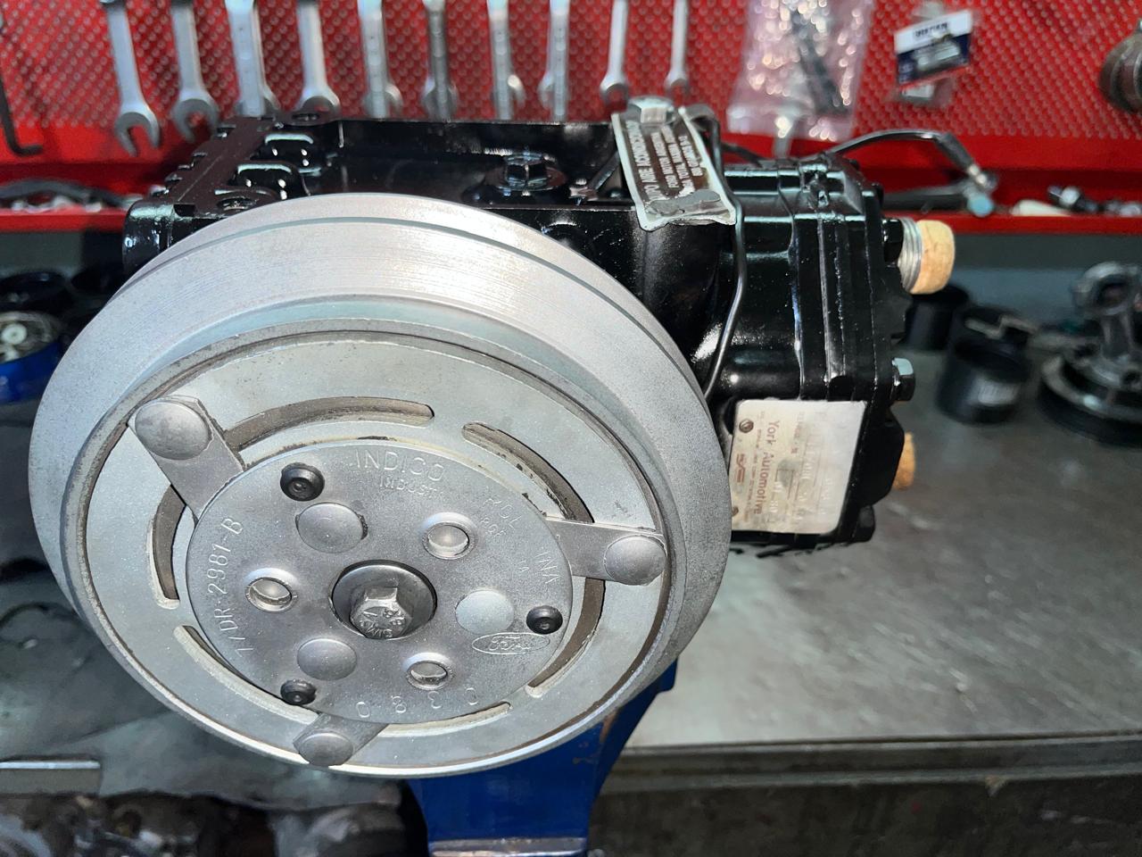 Compresor vintage banco — taller de Los Calvos Compresores, reparación de compresores de aire acondicionado automotor